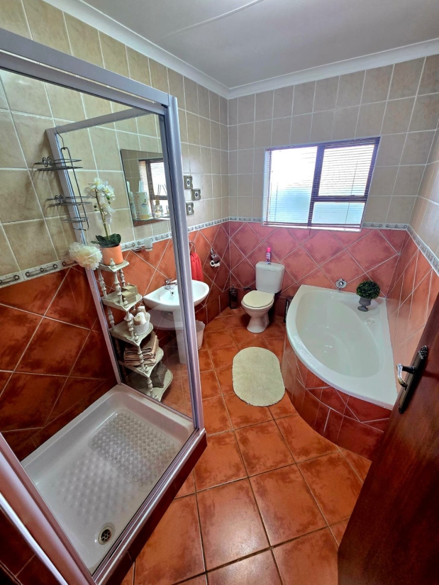 4 Bedroom Property for Sale in Paradise Beach Eastern Cape